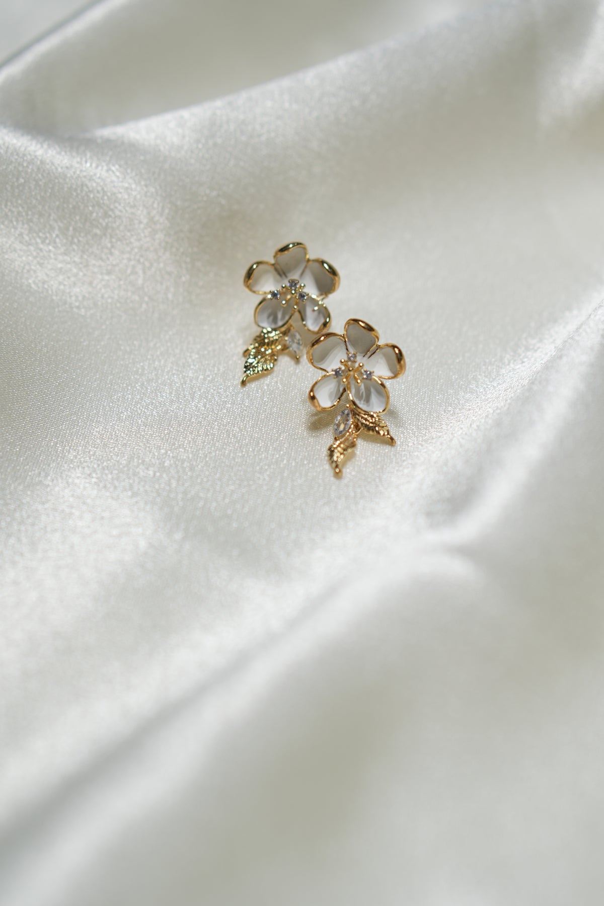 EARRINGS - Golden colour Search code 8015